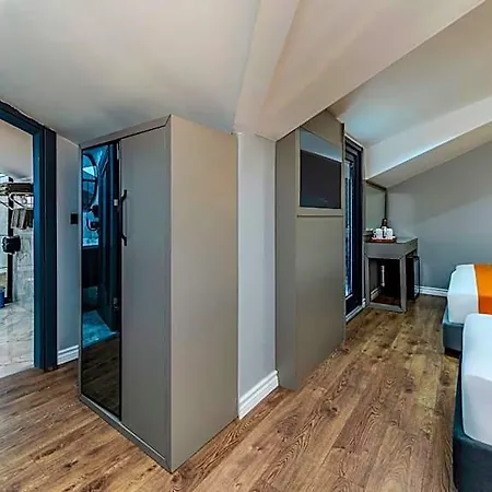 Airgate Hotel 3*